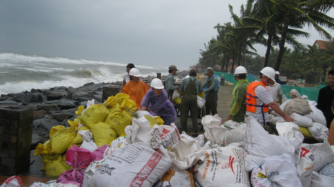 Gi&oacute; b&atilde;o dựng s&oacute;ng miền Trung, lập Sở chỉ huy tiền phương