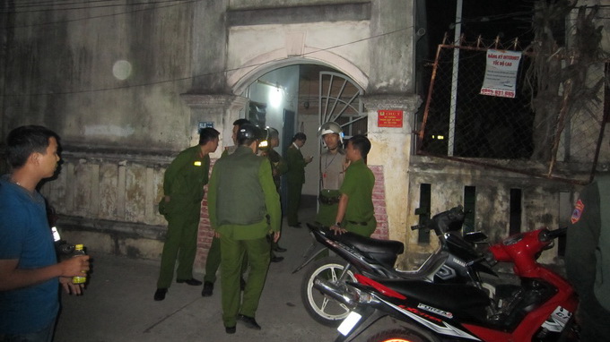 Cướp laptop bị bao v&acirc;y khống chế con tin