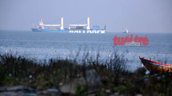 Hạ thủy t&agrave;u ngầm H&agrave; Nội: đang bơm nước để t&agrave;u ch&igrave;m dần