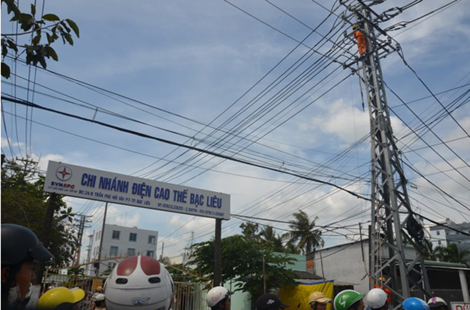 Công nhân điện lực “bốc cháy” trên cột điện