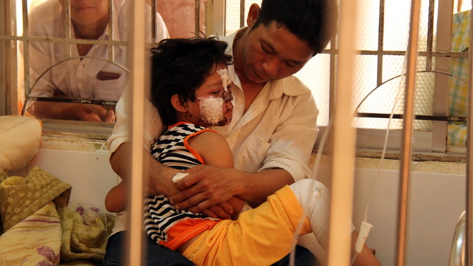 Mẹ khóa cửa, tự thiêu cùng hai con