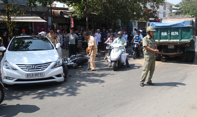 Lao vào ôtô, xe ben đang “húc” nhau, cô gái trọng thương