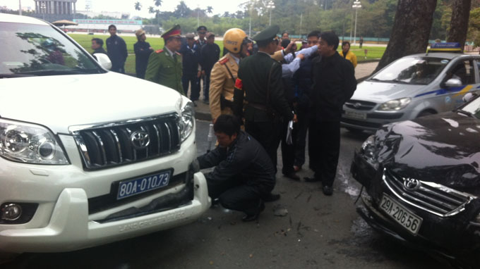 Vụ trưởng văn ph&ograve;ng Ch&iacute;nh phủ l&aacute;i xe g&acirc;y tai nạn li&ecirc;n ho&agrave;n