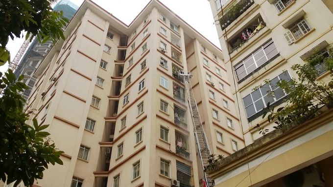 Xe thang vươn lên tầng 8 chung cư cháy cứu bà cụ