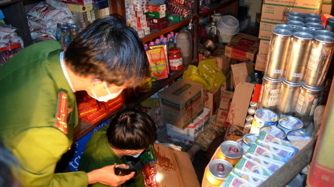 Chủ cửa h&agrave;ng tạp h&oacute;a chết trong nh&agrave; với nhiều nghi vấn