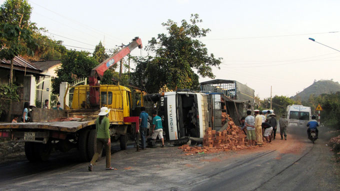 Xe bồn chở xăng bốc cháy trên đèo Bảo Lộc