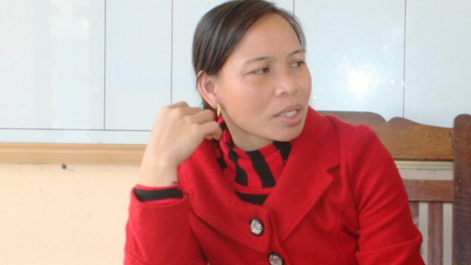 Hai mẹ con lột quần áo, bôi phân, ớt lên "tình địch"