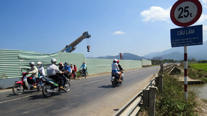 Truy tìm kẻ rạch quần nữ sinh, 1 công an bị tai nạn tử vong