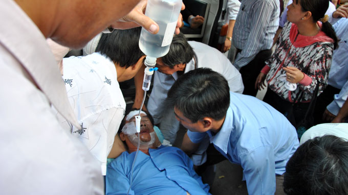 Kinh hoàng 4 cán bộ, giáo viên bị tạt axít