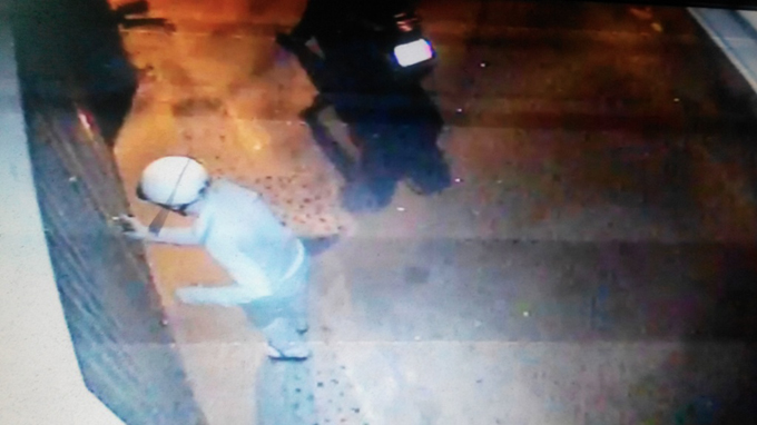 Đ&ecirc;m khuya, kẻ lạ đến kh&oacute;a cửa ngo&agrave;i