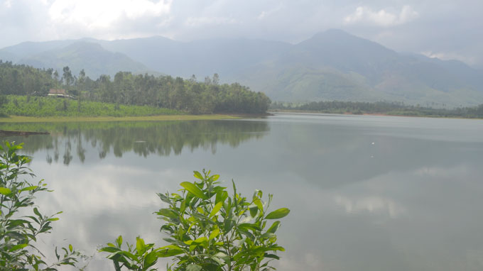 Ba mẹ con chết dưới hồ trong tư thế cột tay vào nhau