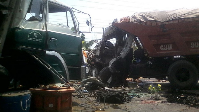 Xe tải chở cá tông xe ben, tài xế tử vong