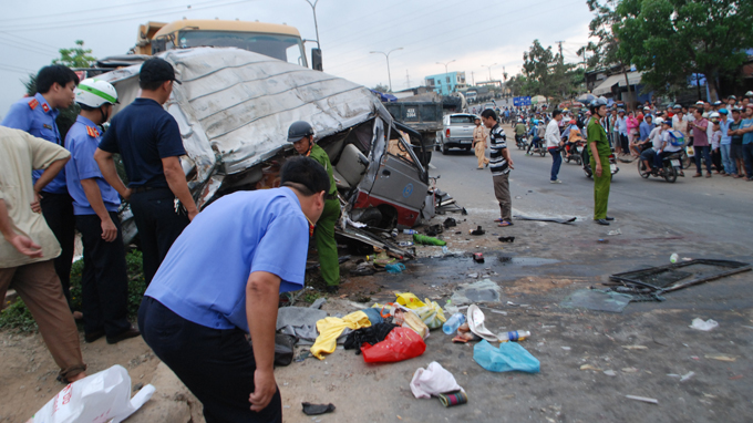 Xe du lịch bị tông 2 lần, tài xế tử vong
