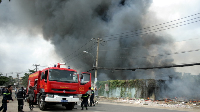 Cháy thiêu rụi hàng trăm xe tại bãi giữ xe