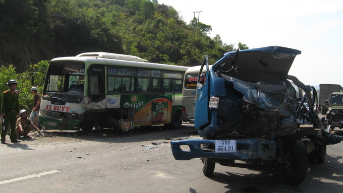 Xe tải và xe buýt đấu đầu, 1 người chết, 3 người bị thương