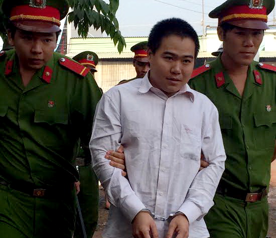 Đ&acirc;m người g&atilde;y 2 con dao v&igrave; bị ph&aacute; giấc ngủ