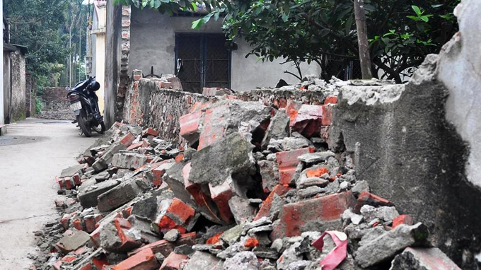 Hàng loạt nhà bỗng dưng nứt toác, tường sập