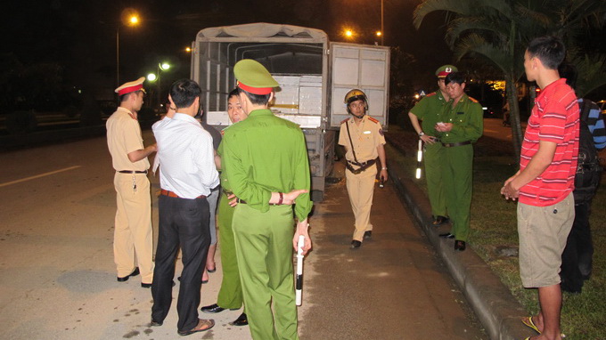 Xe bạch tuộc sống bị đập phá, tưới xăng chết gần hết