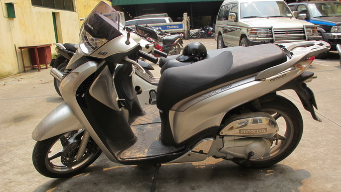 Hai sinh vi&ecirc;n xịt hơi cay một phụ nữ để cướp xe SH