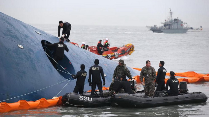 Thảm họa chìm tàu: thuyền trưởng trao bánh lái cho thuyền phó thứ 3