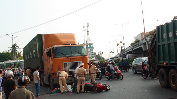 Một phụ nữ bị xe container kéo trên đường, chết tại chỗ