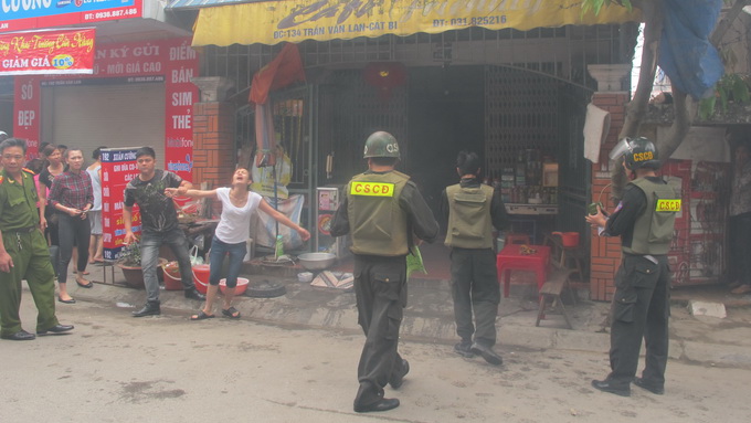 Nghi can mua b&aacute;n ma t&uacute;y tử vong sau khi bị bắt