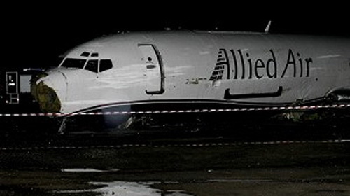 Máy bay Boeing tông xe buýt, 10 người chết