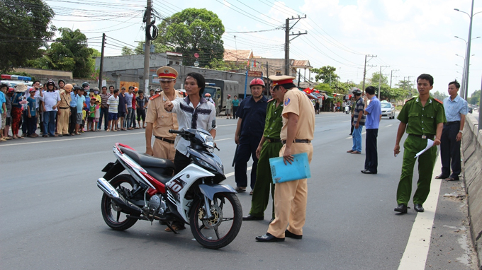 D&acirc;n giữ m&ocirc;t&ocirc; c&ocirc;ng an, đ&ograve;i l&agrave;m r&otilde; vụ thanh ni&ecirc;n bị thương