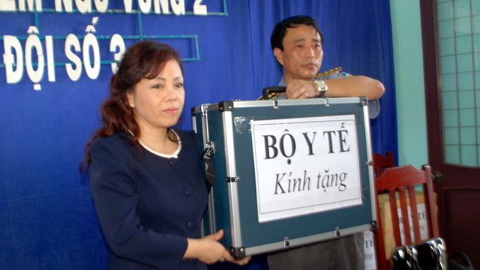 Hỗ trợ kiểm ngư 10 bộ vali y tế sơ cấp cứu tr&ecirc;n t&agrave;u