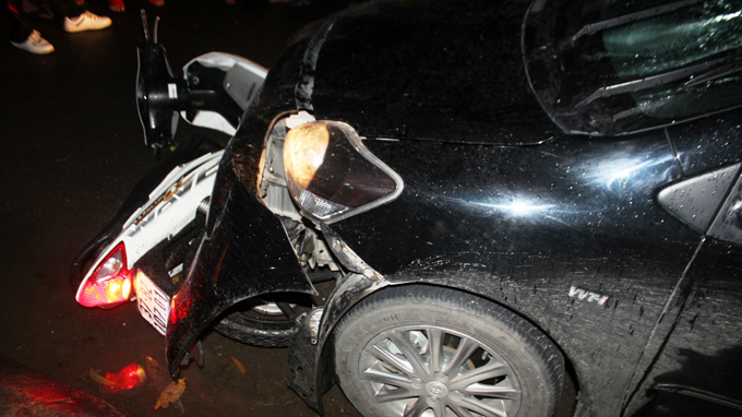 H&agrave;ng chục người truy đuổi &ocirc;t&ocirc; con k&eacute;o xe m&aacute;y gần 4km