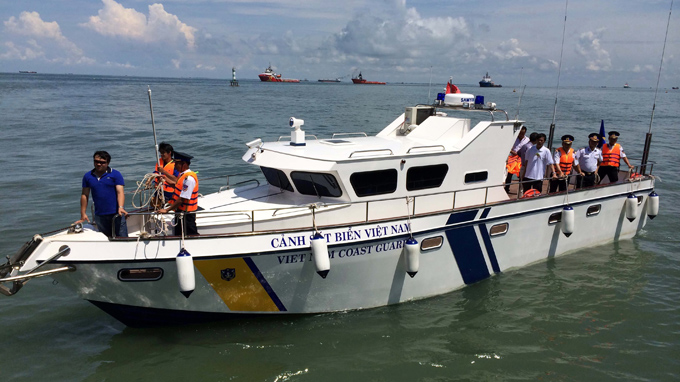 Cảnh s&aacute;t biển Việt Nam nhận xuồng tuần tra cao tốc