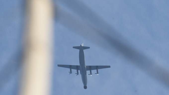 M&aacute;y bay chiến đấu Trung Quốc bay 4 v&ograve;ng tr&ecirc;n t&agrave;u Cảnh s&aacute;t biển VN