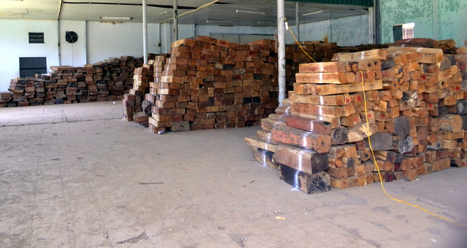 Bắt giữ l&ocirc; gỗ hương tr&aacute;i ph&eacute;p trị gi&aacute; 4 tỉ tr&ecirc;n t&agrave;u hỏa 