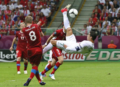 Ronaldo tỏa sáng đưa Bồ Đào Nha vào bán kết