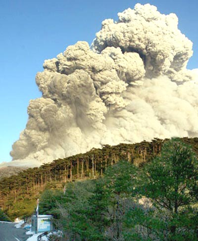 Nhật Bản khẩn cấp sơ tán dân để tránh núi lửa