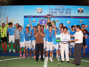 Đội Vietnam Airlines vô địch giải bóng đá Larue Cup