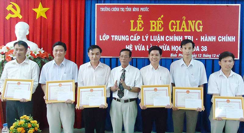 76 học vi&ecirc;n ho&agrave;n th&agrave;nh kh&oacute;a học trung cấp l&yacute; luận ch&iacute;nh trị