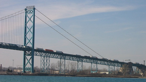 Bị đe dọa đánh bom, cầu nối Mỹ - Canada đóng cửa