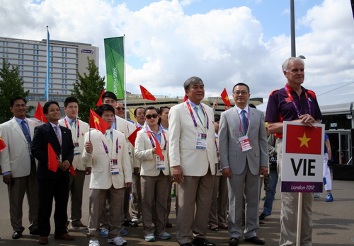 Thượng cờ Việt Nam tại Công viên Olympic London