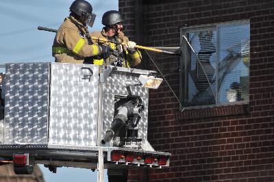 Xâm nhập nhà đầy thuốc nổ của nghi phạm xả súng