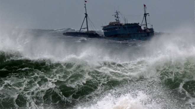 Tàu TQ “đụng” bão Bolaven, 15 người chết và mất tích
