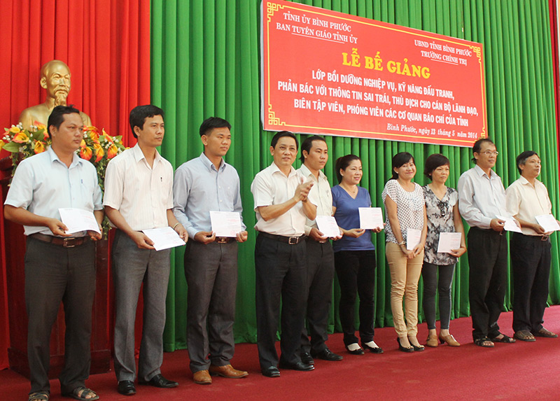 83 học vi&ecirc;n ho&agrave;n th&agrave;nh lớp bồi dưỡng kỹ năng đấu tranh, phản b&aacute;c với th&ocirc;ng tin sai tr&aacute;i, th&ugrave; địch