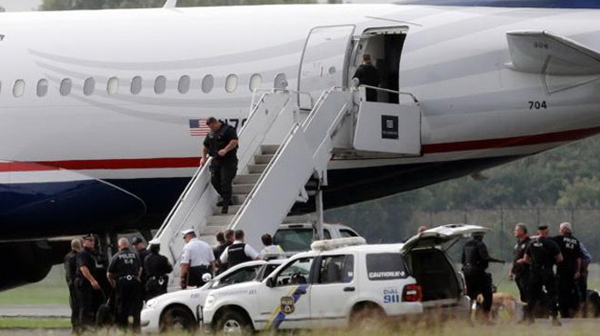 Máy bay Mỹ hạ cánh khẩn vì báo động bom giả