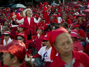 Thái Lan: Người biểu tình áo đỏ-áo vàng xung đột