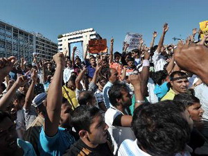 Lại treo thưởng cho ai giết người làm phim phỉ báng