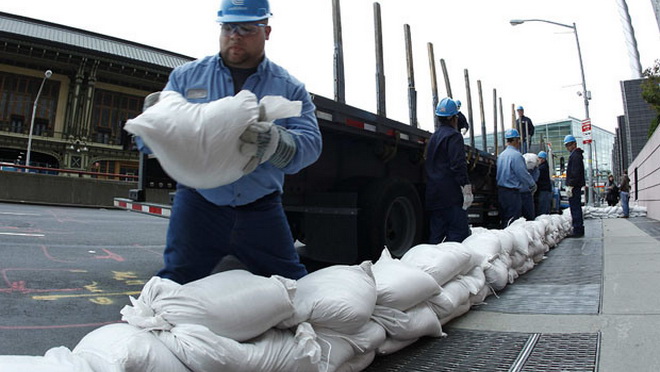 Nước Mỹ “nín thở” chờ siêu bão Sandy