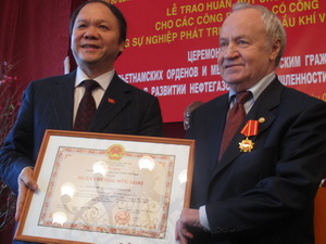 Việt Nam tặng huân, huy chương cho công dân Nga