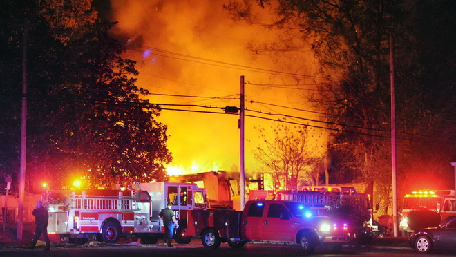 Mỹ: máy bay rơi xuống nhà dân, 3 người chết