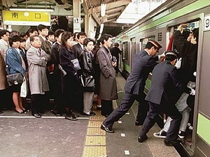 Tàu điện dừng đột ngột làm 1.500 khách mắc kẹt