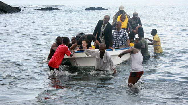 Máy bay lao xuống biển, 29 người thoát chết thần kỳ